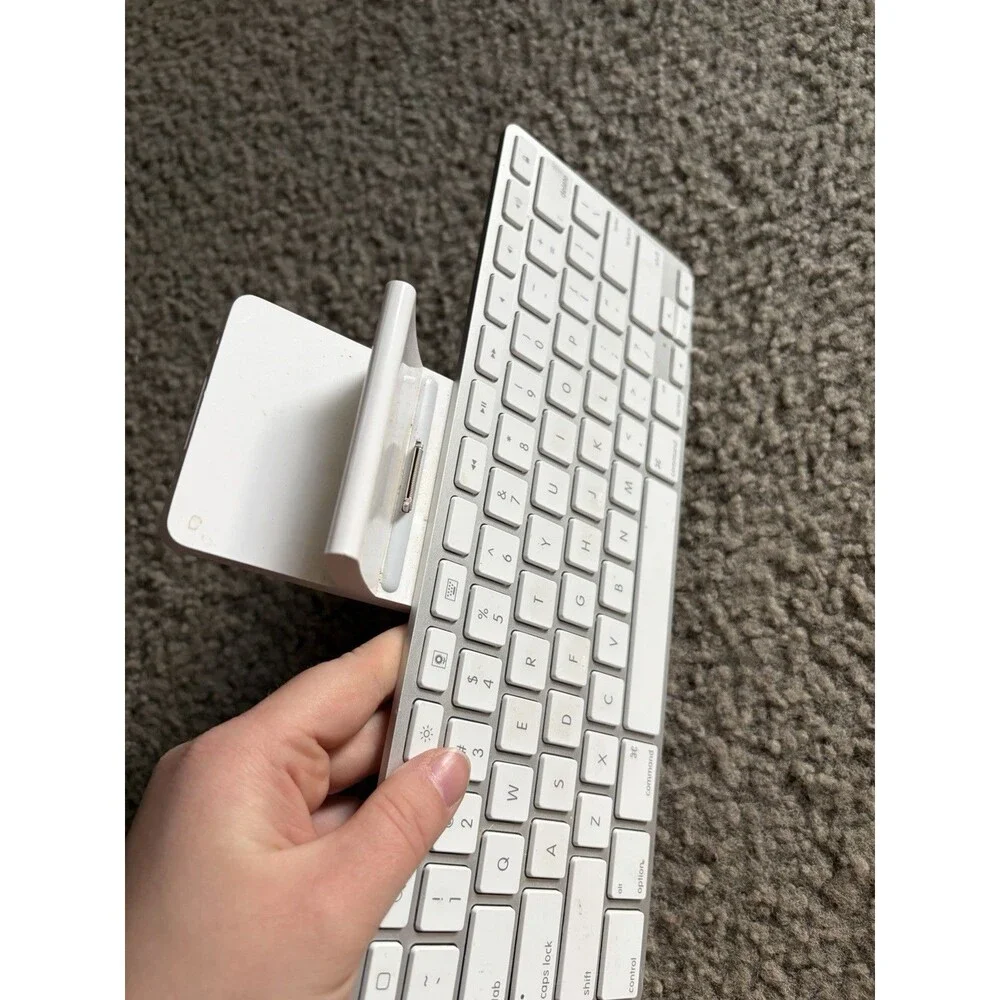 Apple Keyboard Dock A1359 for iPad 1 2 3 Gen 30 Pin ——-Device Only